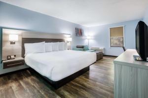 Letto o letti in una camera di Rodeway Inn