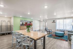 uma sala de jantar com mesa e cadeiras em WoodSpring Suites Chicago Midway em Burbank