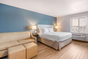 A bed or beds in a room at WoodSpring Suites Chicago Midway