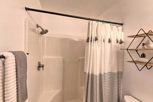 Phòng tắm tại 1 Mi to Hiking Chic Show Low Escape with Fire Pit! +19 ảnh