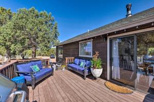 Khu vực ghế ngồi tại 1 Mi to Hiking Chic Show Low Escape with Fire Pit!