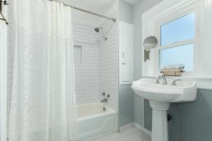 Ένα μπάνιο στο Walk to Dtwn Historic Prescott Home with Yard! +37 φωτογραφίες