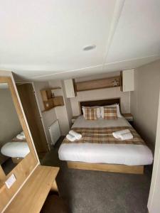 A bed or beds in a room at Gulliver's Valley, M1, JCT 31