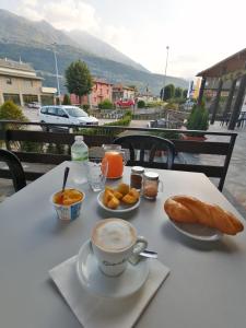 Foto da galeria de Hotel Rezia Valtellina em Morbegno