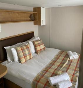 A bed or beds in a room at Gulliver's Valley, M1, JCT 31