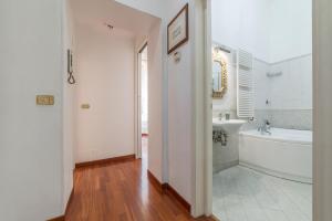 Et badeværelse på Piazza del Popolo Elegant Apartment
