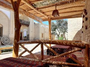 ヒヴァにあるmadrasah Polvon-Qori boutique hotel XIX centuryのベッド付きの広い客室で、建物内にあります。