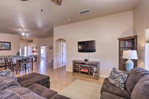 sala de estar con sofá y TV en la pared en Inviting Retreat with Patio Less Than 1 Mi to Colorado River en Bullhead City