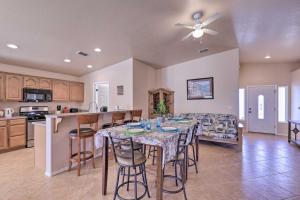 uma sala de jantar e cozinha com mesa e cadeiras em Inviting Retreat with Patio Less Than 1 Mi to Colorado River em Bullhead City