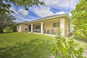 Photo de la galerie de l'établissement Peaceful Cape Coral Home with Quiet Backyard and Grill, à Cape Coral