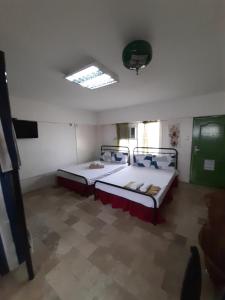 Giường trong phòng chung tại OYO 695 Bcd 58 Ohana Hostel