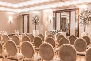 Uma área de estar em Hotel Kilmore