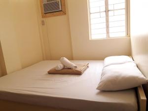 Una cama o camas en una habitación de OYO 695 Bcd 58 Ohana Hostel