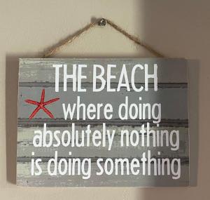 ein Schild, das den Strand liest, wo absolut nichts zu tun ist etwas zu tun in der Unterkunft Kaiha (Witsand, Western Cape) in Witsand
