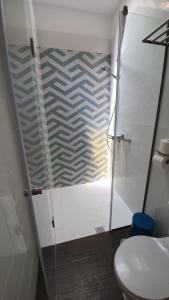 bagno con doccia e servizi igienici. di Golden Beach, Little Troll House 3 a Chrissi Akti