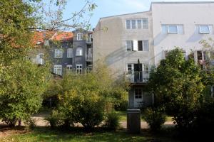 een appartementencomplex met bomen ervoor bij aday - Apartment suite 4 Aalborg Center in Aalborg