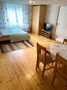 1 dormitorio con cama, mesa y TV en U Eli, en Wambierzyce