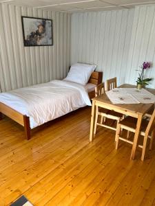 um quarto com duas camas e uma mesa e uma mesa e um estandarte em U Eli em Wambierzyce