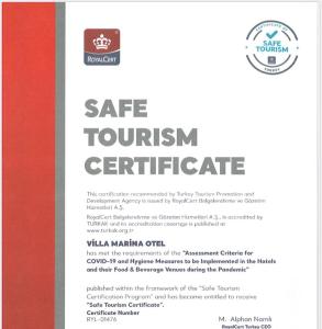 un cartel de un certificado de turismo seguro con línea roja en Hotel Villa Marina, en Bandırma