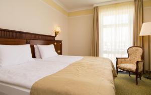 - une chambre avec un lit, une chaise et une fenêtre dans l'établissement Hotel Garden Ring, à Moscou