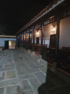 潘普洛納的住宿－COLOMBIA-Hotel Hontibon，一个人晚上站在庭院的阴影