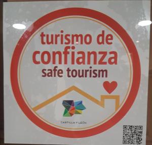 un signo en una ventana con las palabras «tunnian de confederation safe Tourism» en JCH Congreso Apartamentos, en Salamanca