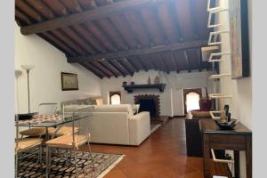 sala de estar con sofá blanco y chimenea en Daisy House: nice attic in the historical center, en Saló