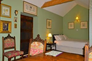 The Lady Maxwell Room at Buittle Castle في دالبيتي: غرفة نوم بسرير وطاولة وكراسي