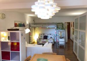 un soggiorno con un letto e un tavolo di Studio 37m2 à SAINT CYR SUR MER - Les LECQUES - Proche mer - Parking - Tout confort - Calme a Les Lecques