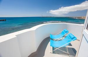 a blue chair sitting on the back of a boat at Arinaga Colors, tu casa en la playa in Arinaga