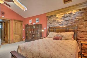 Säng eller sängar i ett rum på Historic Manitou Springs Victorian Walk Downtown!