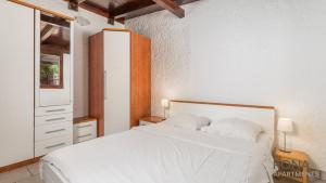sypialnia z białym łóżkiem i oknem w obiekcie Rona Holiday Home Ana w Poreču