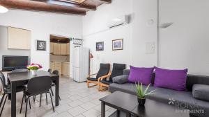 salon z kanapą i stołem w obiekcie Rona Holiday Home Ana w Poreču