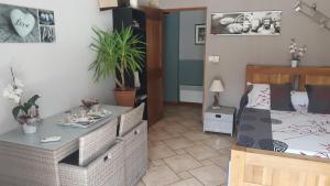 Postel nebo postele na pokoji v ubytování Chambre L'Orchidée + 31 fotografií