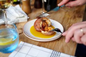 Eten bij of ergens in de buurt van het hotel

