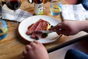 Eten bij of ergens in de buurt van het hotel

