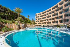 a swimming pool in front of a hotel at MUR Apartamentos Buenos Aires Gran Canaria in Playa del Ingles