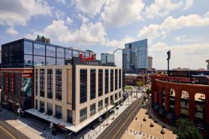 セントルイスにあるLive! by Loews - St. Louisの街にある看板の付いた大きな建物