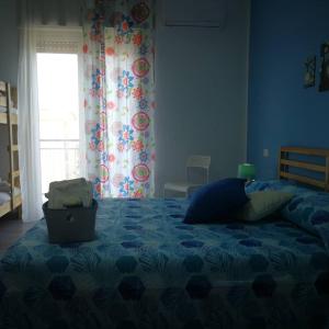 um quarto com uma cama com um computador portátil em Dimora Fraula Guest House em Agrigento