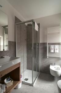 uma casa de banho com um chuveiro e um lavatório. em Albergo Antelao em San Vito di Cadore