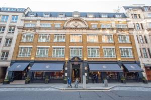 een groot bakstenen gebouw op een straat met fietsen voor de deur bij The Chamberlain in Londen