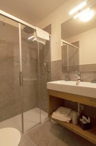 bagno con doccia e lavandino di Albergo Antelao a San Vito di Cadore