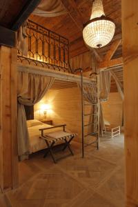 1 dormitorio con litera y lámpara de araña en L'annexe du chateau des Girards, en Lans-en-Vercors