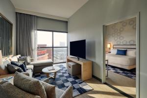 セントルイスにあるLive! by Loews - St. Louisのベッドとテレビが備わるホテルルームです。