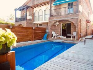 Bazén v ubytovaní Casa La Luna Cambrils alebo v jeho blízkosti