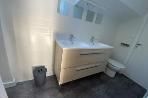Koupelna v ubytování Appartement lumineux Cancale, 80m2, 3 chambres. + 5 fotografií