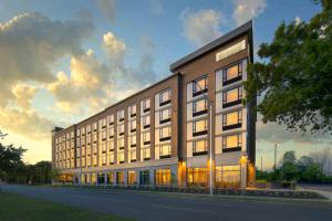 un gran edificio con ventanas en el lateral de una calle en Holiday Inn Express - Boston Logan Airport - Revere, an IHG Hotel, en Revere