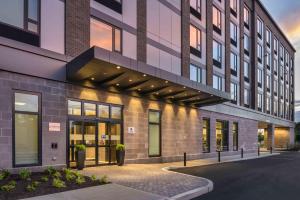 a revestimiento de un edificio en Holiday Inn Express - Boston Logan Airport - Revere, an IHG Hotel, en Revere