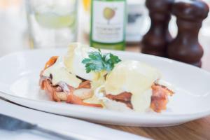 Eten bij of ergens in de buurt van het hotel

