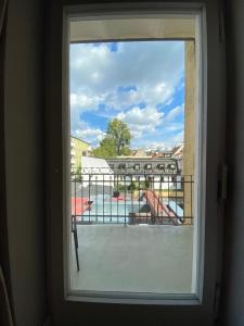 ein Fenster mit Poolblick in der Unterkunft Das Nikolai Hotel in München